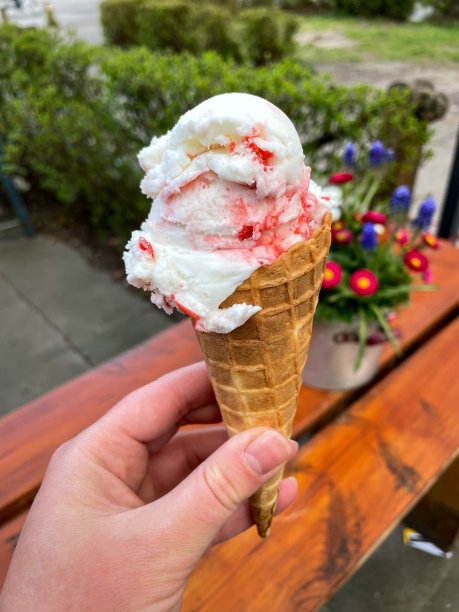 女士手中的华夫筒冰淇淋图片下载