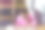 工艺品和工艺。年轻女子在缝丝绸。亚洲妇女在丝绸上绣金线。图片下载