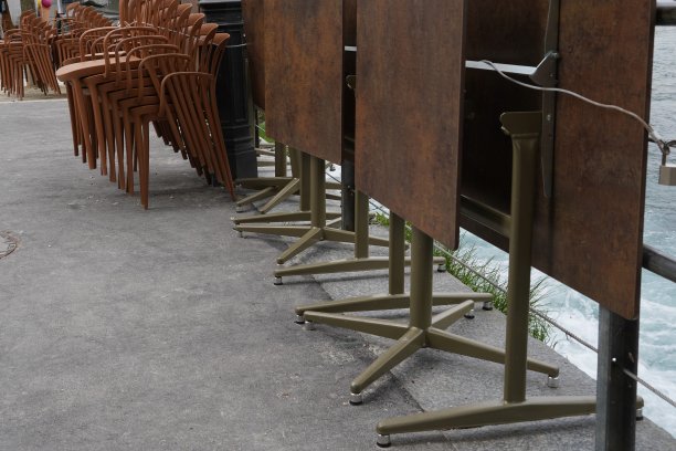 瑞士卢塞恩一家封闭的露台餐厅里的钉椅和桌子。作为covid-19大流行的预防措施，美食机构被封锁。图片下载