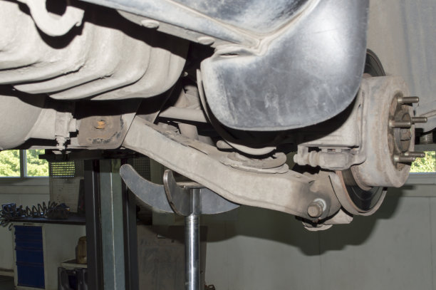 在拆卸过程中，液压支架支撑后悬挂臂图片下载