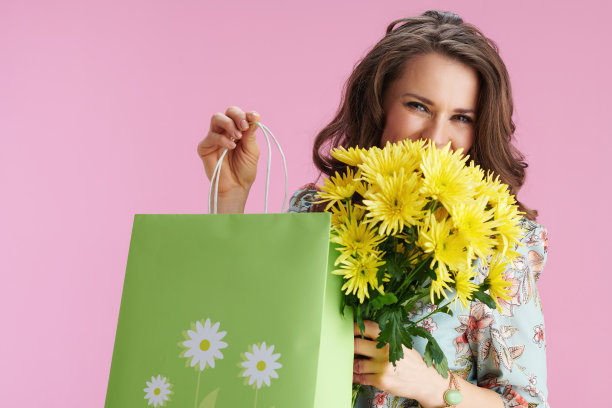 快乐的年轻女子，有着浅黑色的长卷发图片下载