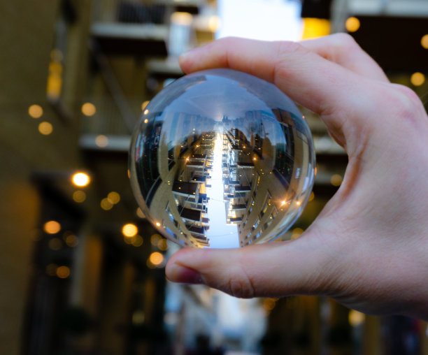 镜头球在手与建筑背景图片下载