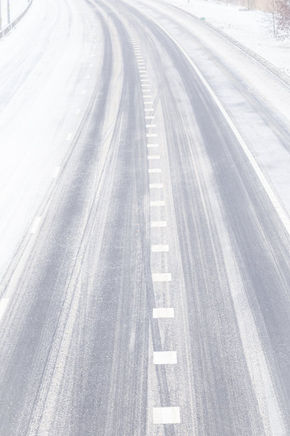 雪中的高速公路图片下载