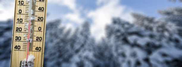 冬天的时间。雪上的温度计显示摄氏低温。全景图片下载