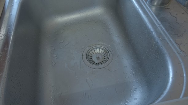 厨房俯视图中的金属水槽。近距离拍摄图片下载