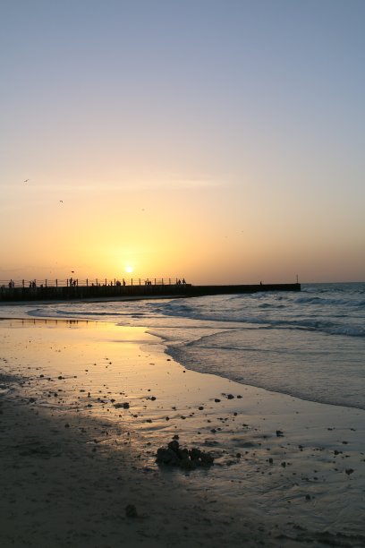 海滩上的人群剪影图片下载