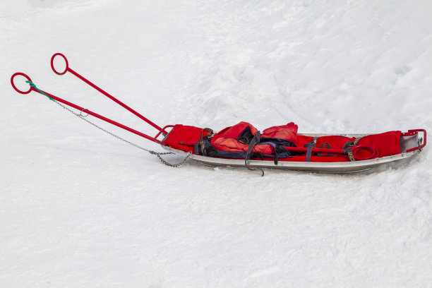 登山者的救援雪橇，为受伤滑雪者准备的白雪覆盖的救援雪橇。图片下载