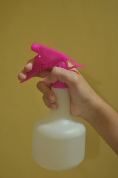 手持消毒剂喷雾的手势图片下载