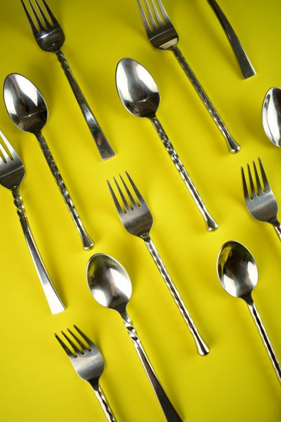 银器勺子和叉子在明亮的背景图片下载