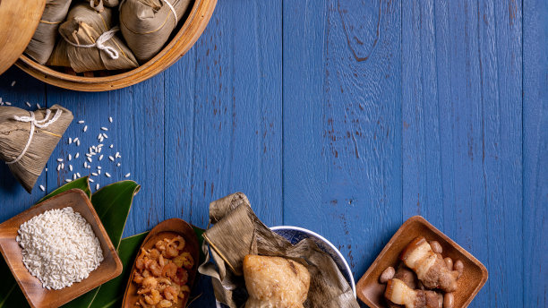 粽子粽子俯视图为端午黑黑的背景。图片下载