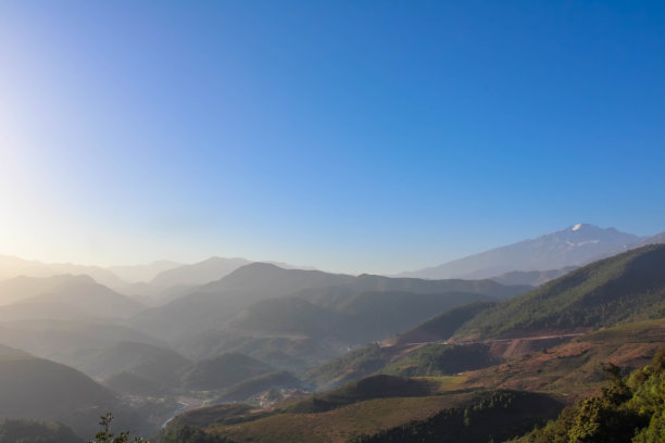摩洛哥阿特拉斯山脉的清晨天际线图片下载