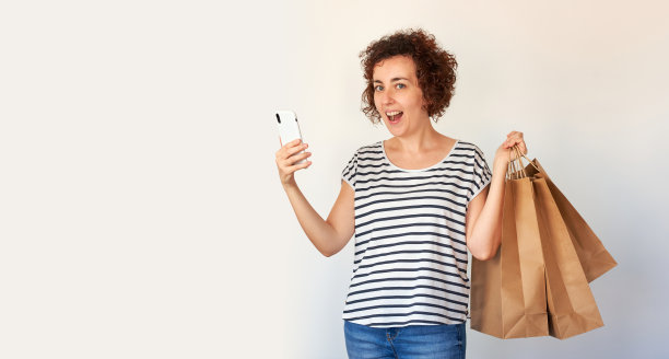 在一个孤立的白人社区用智能手机在线购物时，一名女性脸上带着惊讶图片下载