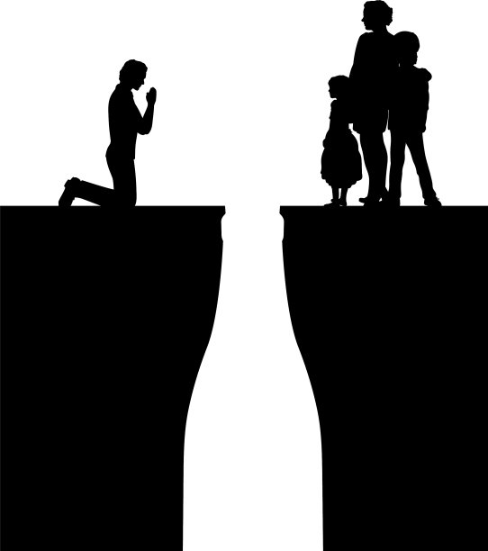 剪影男子请求家人的原谅图片下载