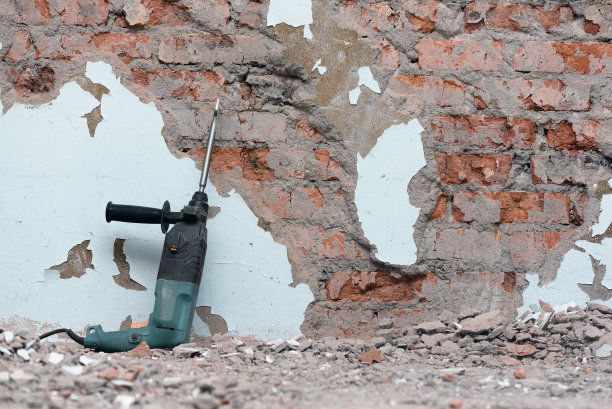 用凿子锤钻。图片下载