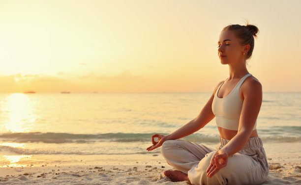 在海岸莲花座冥想的和平女人图片下载