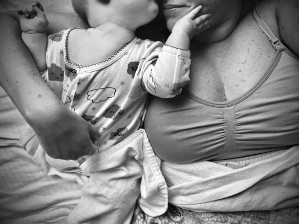 妈妈和我依偎在一起图片下载