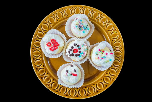 带奶油和糖屑的纸杯蛋糕。俯视图图片下载