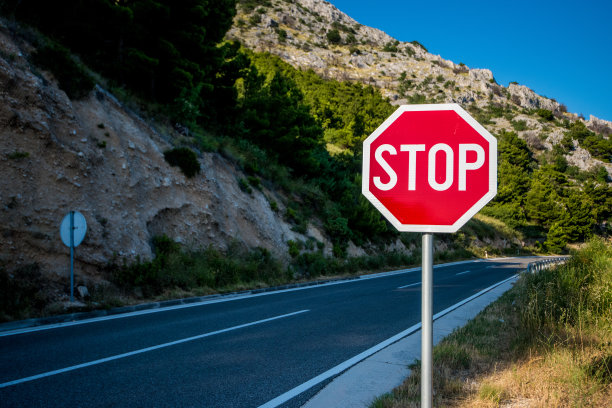 停车标志隔离，禁止通行。不要交叉。后面有路图片下载