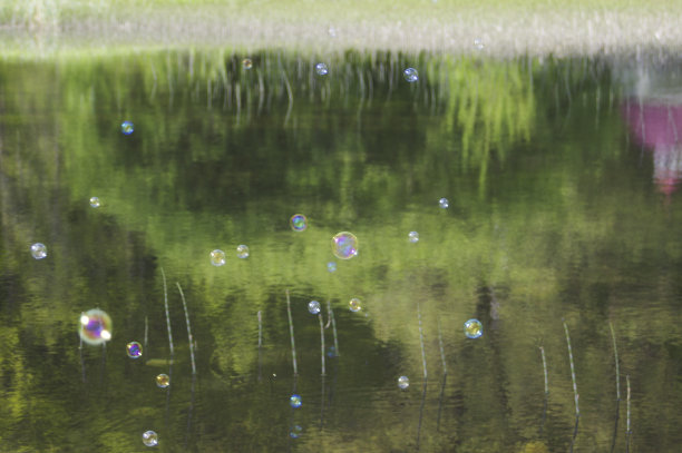 彩虹从吹泡器里冒出来图片下载