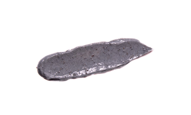 化妆磨砂膏涂抹在孤立的背景上。美容产品图片下载