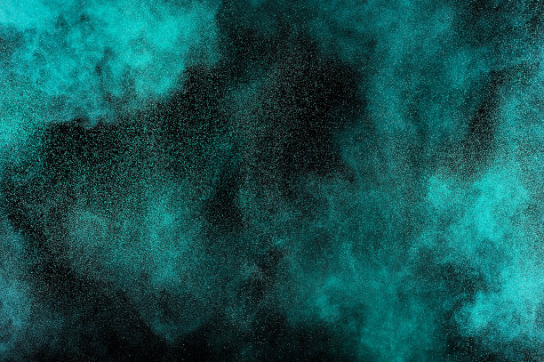 黑色背景上的海蓝宝石粉末爆炸。图片下载