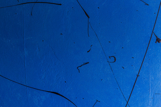 混凝土蓝色背景与黑色画漩涡，线和滴。图片下载