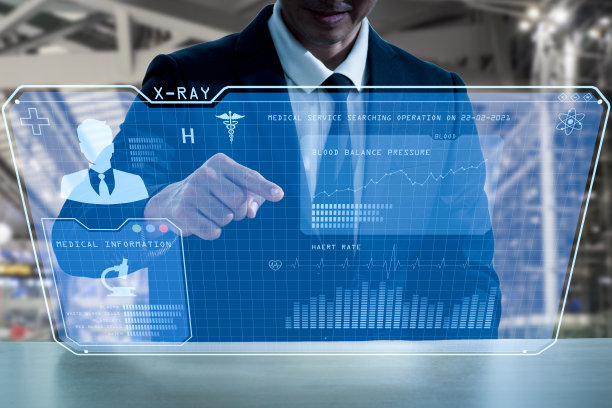 一名身穿西装的亚洲男子正指着3D屏幕上的病人健康检查结果。图片下载