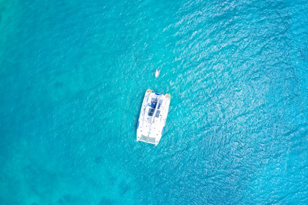 塞舌尔古里尤斯岛水上豪华游艇鸟瞰图图片下载