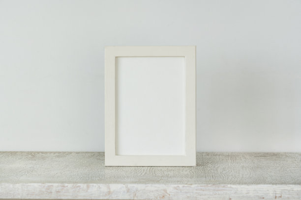 架子上的相框图片下载