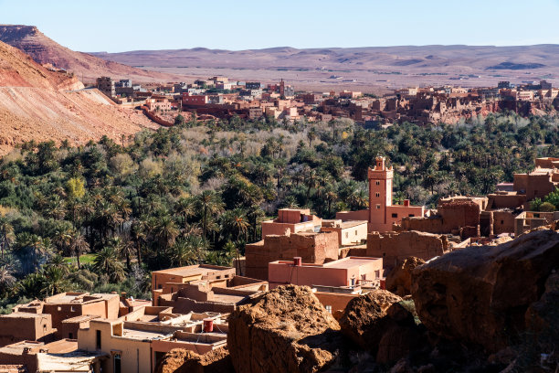 高山景观与绿洲在高阿特拉斯，摩洛哥图片下载
