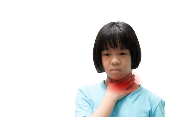 喉咙痛的亚洲小孩。亚洲孩子的手在她的脖子与红点作为疾病孤立在白色背景与copyspace。图片下载