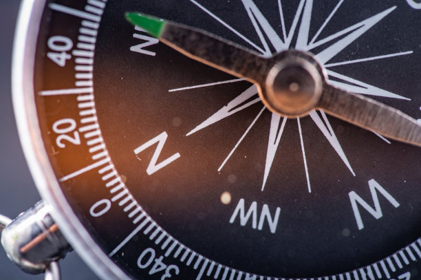 旅游规划导航概念。经典的黑色磁性细节指南针在浅蓝色的背景图片下载