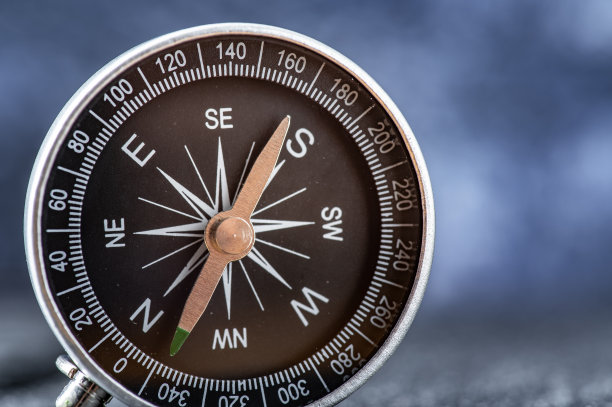 旅游规划导航概念。经典的磁性细节黑色罗盘在浅蓝色的背景图片下载