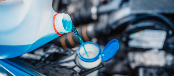 注入防冻剂。在寒冷的冬天向挡风玻璃清洗槽中注入防冻剂。图片下载