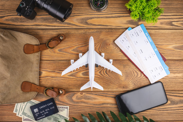 飞机旅行配件在木制背景上的布局。俯视图图片下载