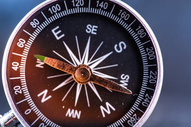 旅游规划导航概念。经典的黑色磁性细节指南针在浅蓝色的背景图片下载