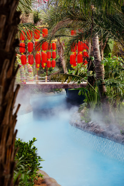 水池里的蒸汽和红色的中国灯笼。中国海南岛的温泉池。图片下载