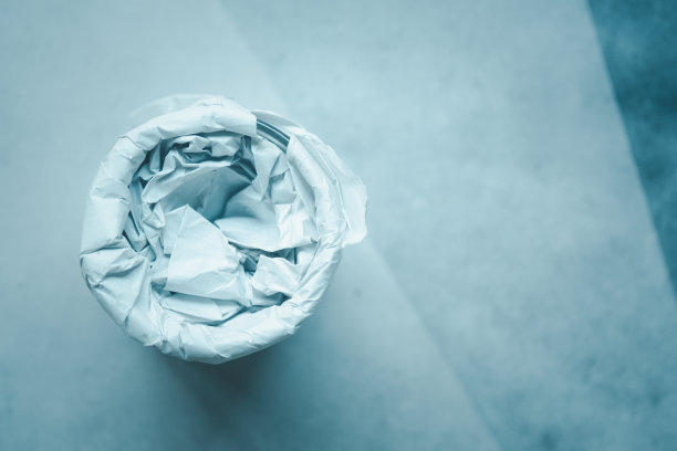 用牛皮纸包裹的玻璃水饮料。俯视图图片下载