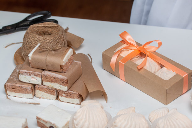 一份棉花糖加可可和蔓越莓。用纸包好，用绳子绑好。两层西风。图片下载