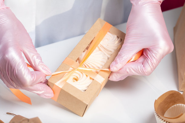 一个女人正在打包自制的棉花糖。在家烹饪和风。图片下载