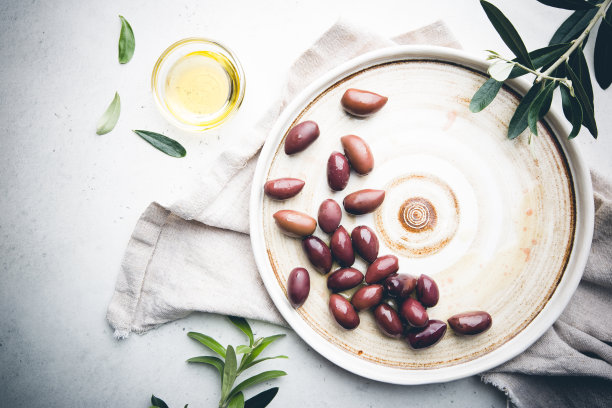 黑橄榄和橄榄油图片下载