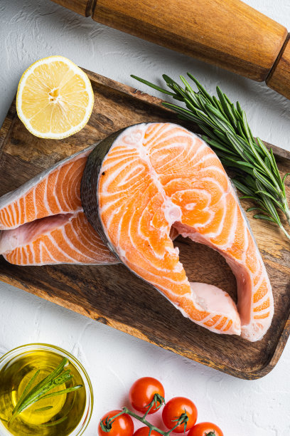 鳟鱼牛排生鱼与香草，在白色背景，俯视图图片下载