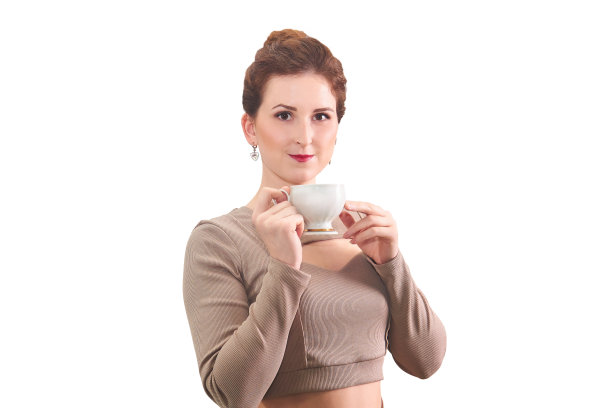 手拿茶杯的年轻女子，白色背景图片下载