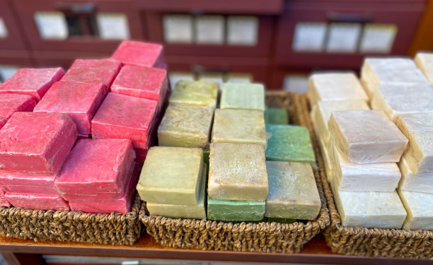 彩色肥皂在商店的摊位图片下载