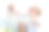 母亲节。妈妈在家用水果喂小婴儿。家人一起吃饭。婴儿坐在儿童座椅上图片下载