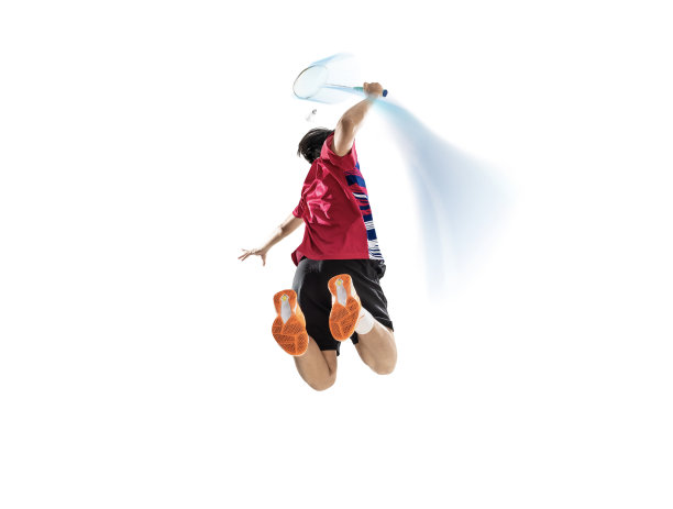 亚洲羽毛球运动员正在白色的背景下击球。手臂运动图片下载