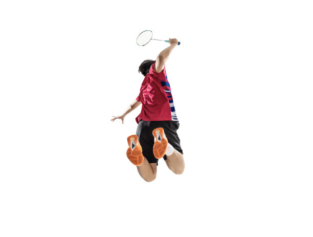 亚洲羽毛球运动员正在白色的背景下击球图片下载