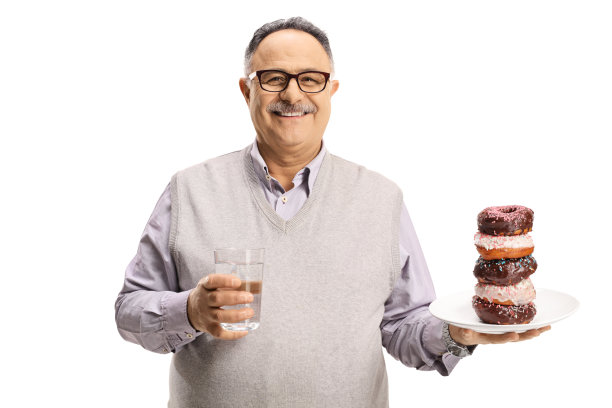 快乐的中年男人拿着一杯水和一盘巧克力甜甜圈图片下载
