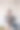 年轻的亚洲女子站在家里，拿着笔记本电脑上网。图片下载