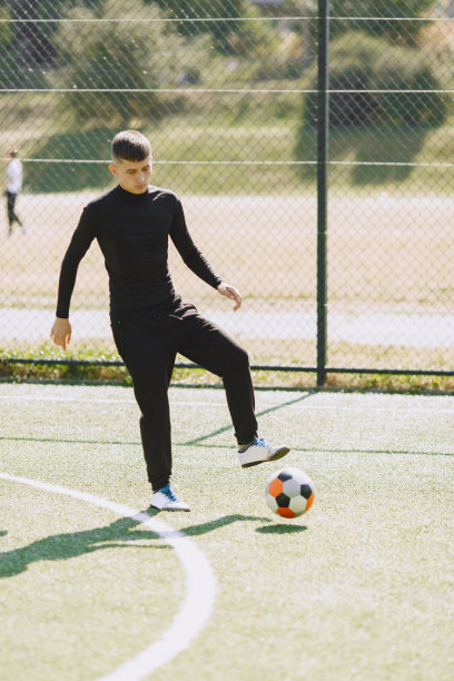 斯波曼正在踢足球和练习足球图片下载